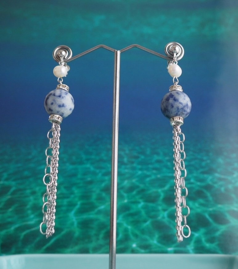 地球をめぐる流星【ソーダライトとシルバーカラーチェーンのイヤリング】