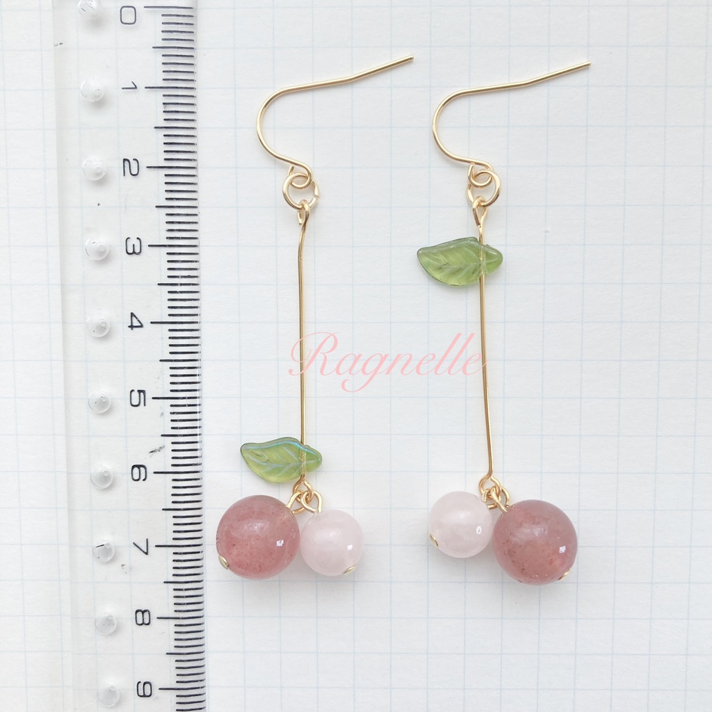 さくらんぼのピアス 天然石の大人なフルーツモチーフ