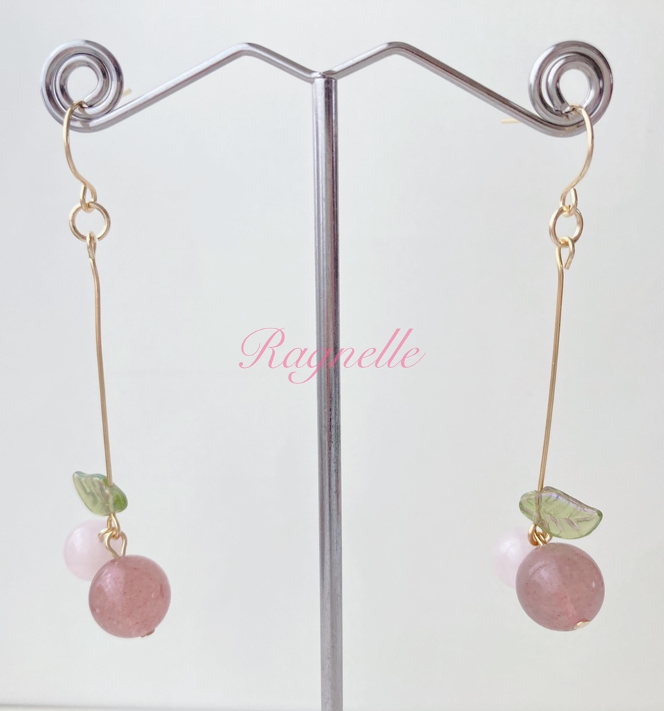 さくらんぼのピアス 天然石の大人なフルーツモチーフ