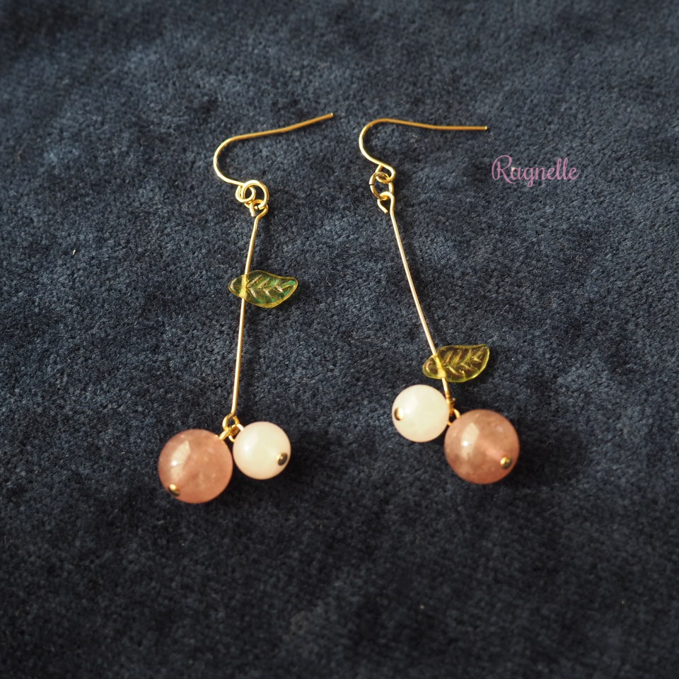 さくらんぼのピアス 天然石の大人なフルーツモチーフ