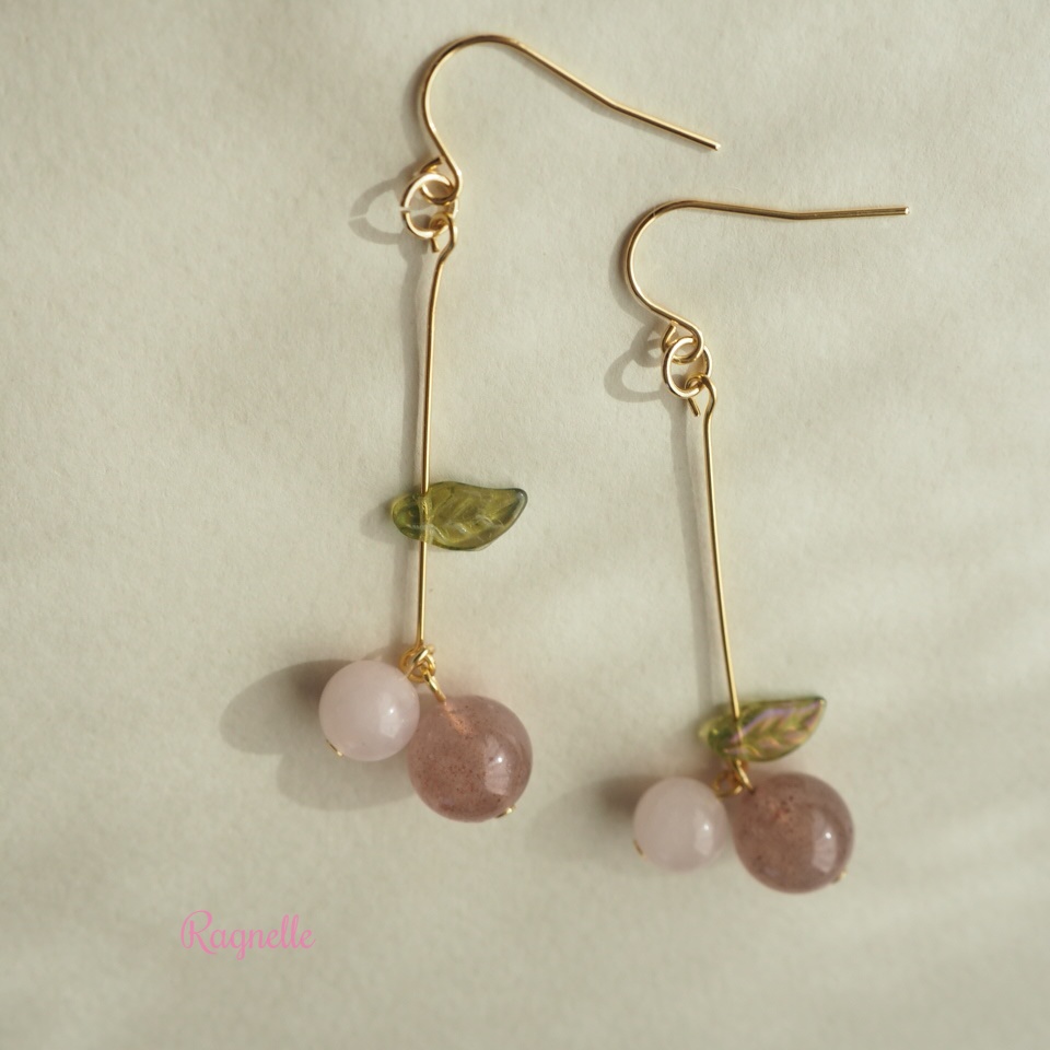 さくらんぼのピアス 天然石の大人なフルーツモチーフ