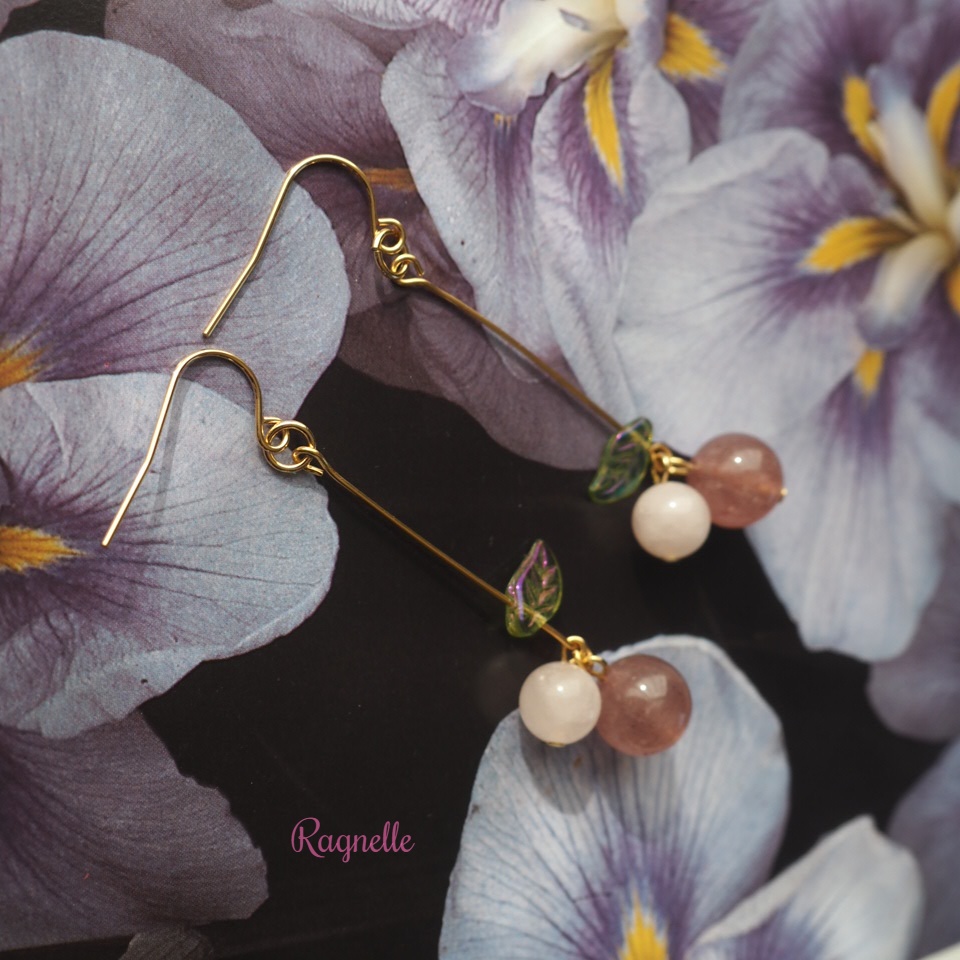 さくらんぼのピアス 天然石の大人なフルーツモチーフ