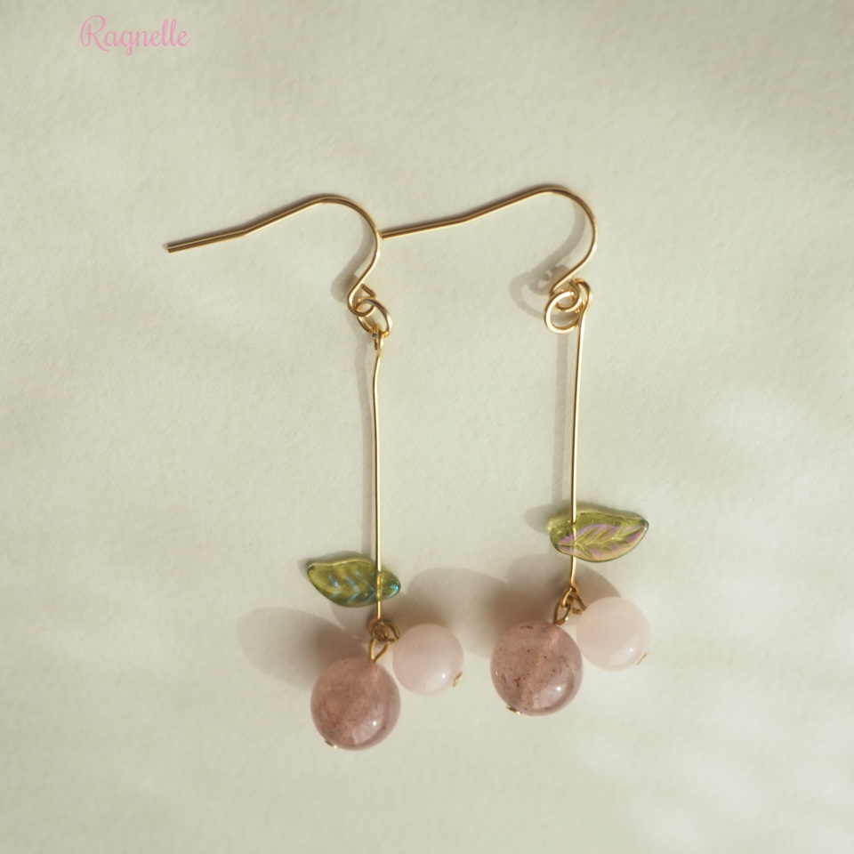 さくらんぼのピアス 天然石の大人なフルーツモチーフ