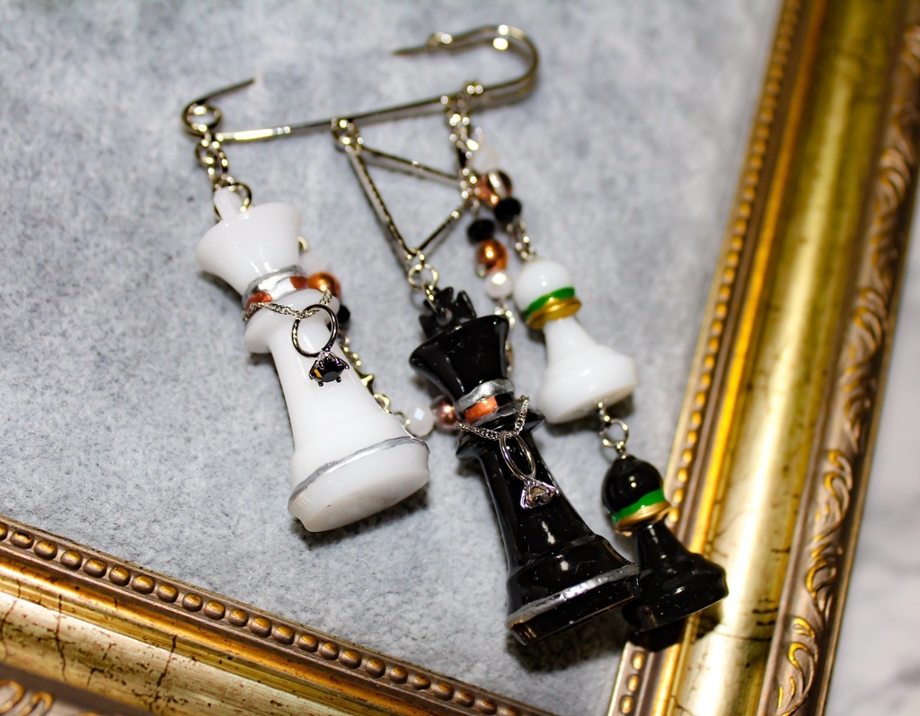 王様ふたりのチェスチャーム/ピンブローチ