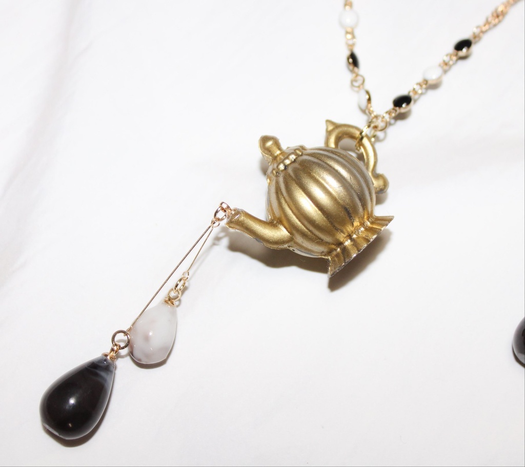 お茶会のネックレス