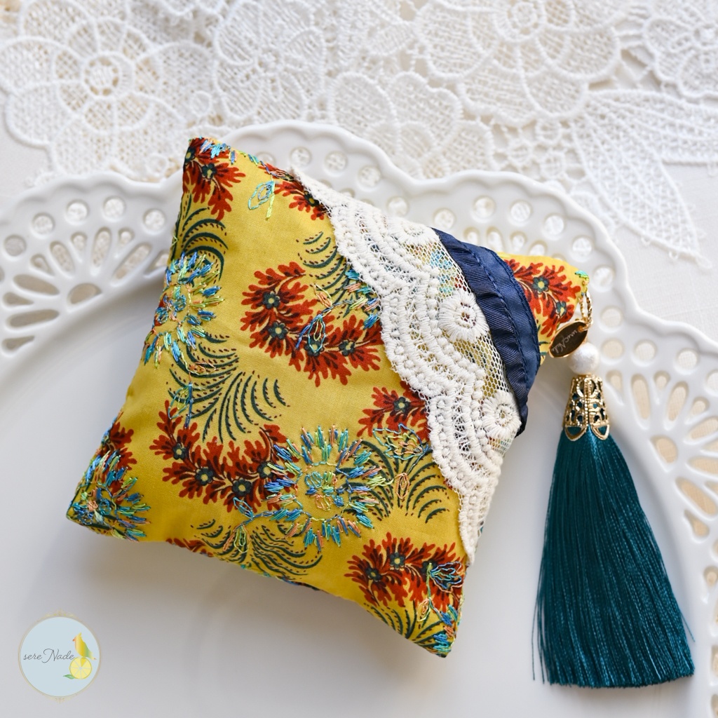 タッセル付きクッション*マルチカラー刺繍/Canary yellow