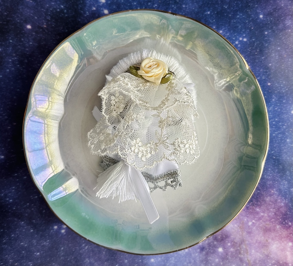 幽鬼ジャンヌの刺繍ブローチ