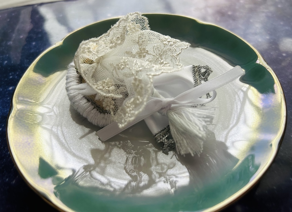 幽鬼ジャンヌの刺繍ブローチ