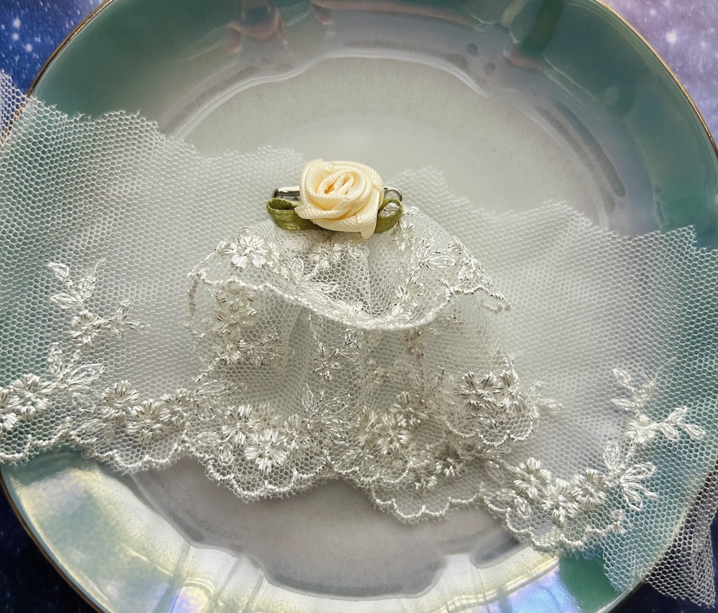 幽鬼ジャンヌの刺繍ブローチ