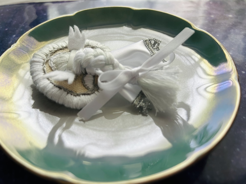 幽鬼ジャンヌの刺繍ブローチ