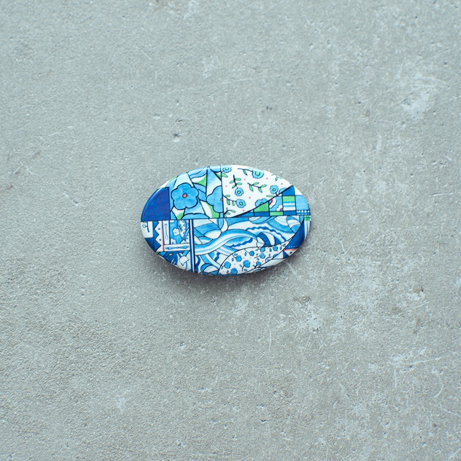 「Blue Patchwork」大ぶりの缶バッジ