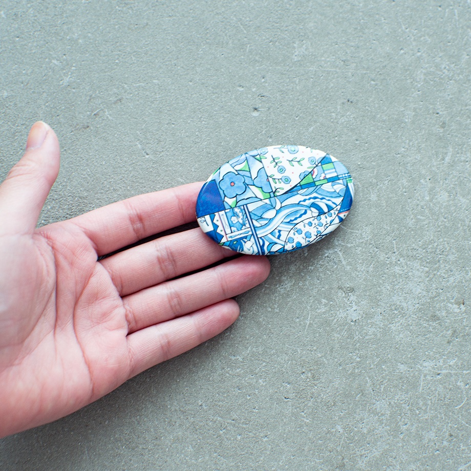 「Blue Patchwork」大ぶりの缶バッジ