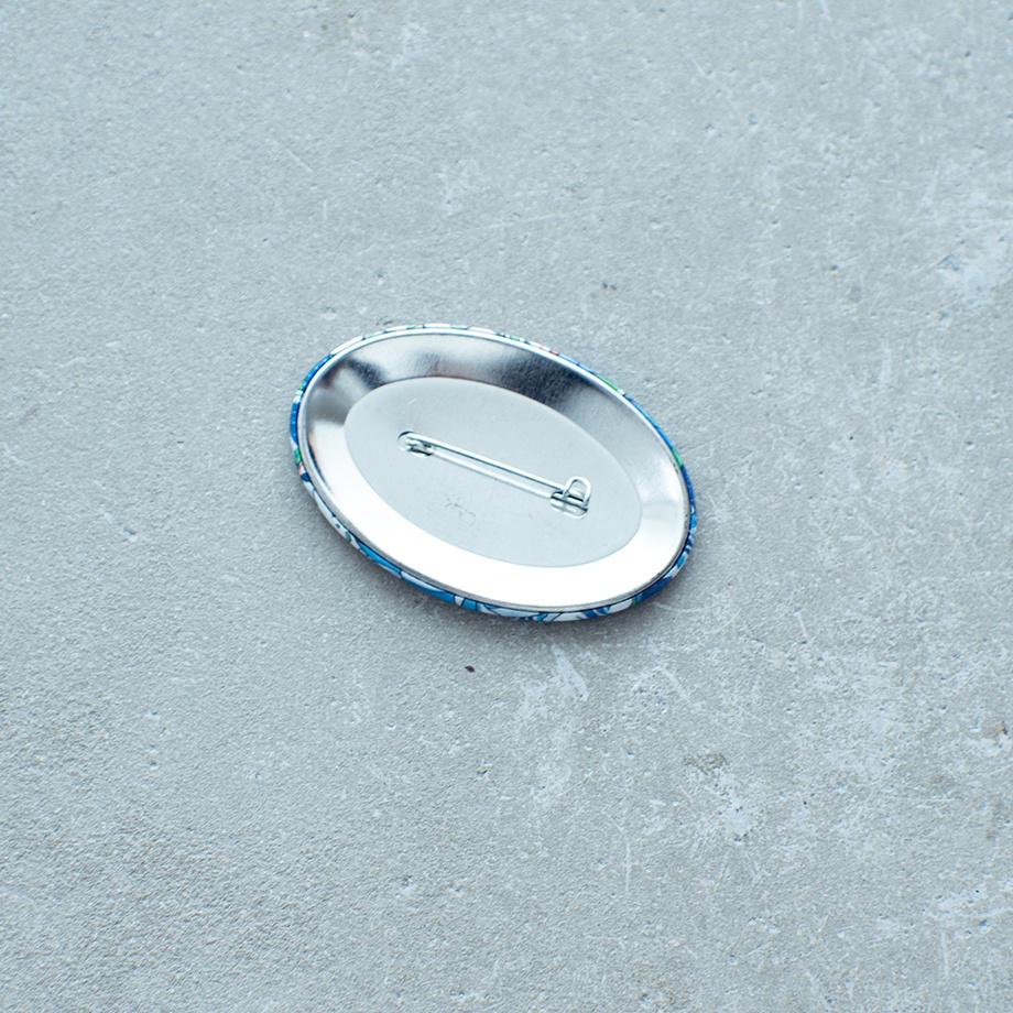 「Blue Patchwork」大ぶりの缶バッジ