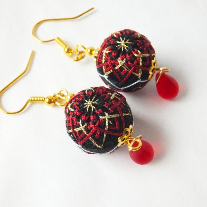 加賀てまり 加州清光モチーフ*手毬耳飾り