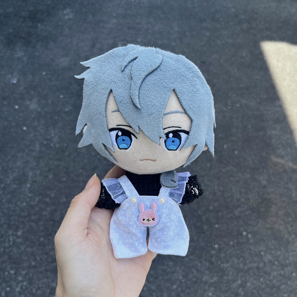 黒トップス＋うさぎのオーバーオール