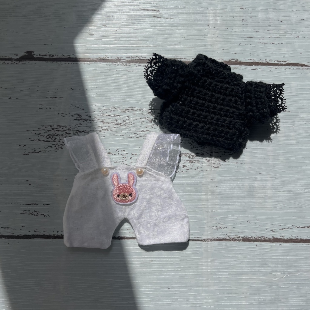 黒トップス+うさぎのオーバーオール