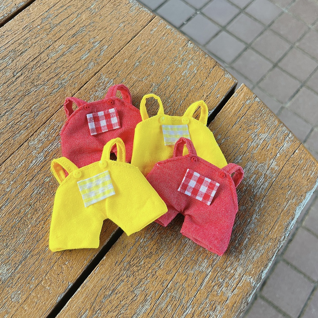 赤と黄色のオーバーオール+襟付きトップス