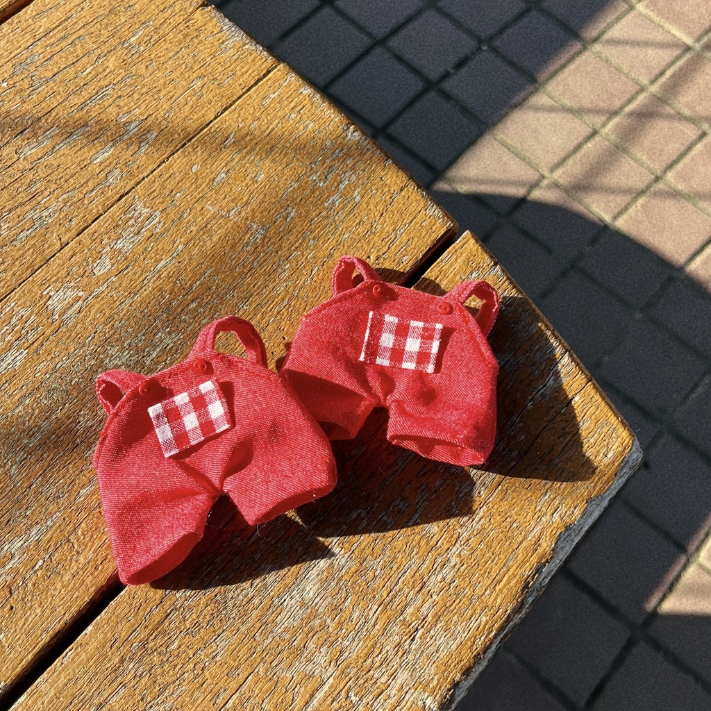 赤と黄色のオーバーオール+襟付きトップス