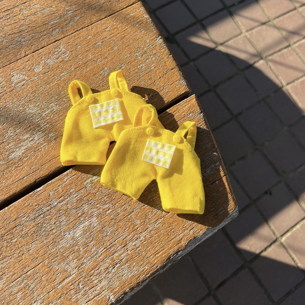 赤と黄色のオーバーオール+襟付きトップス