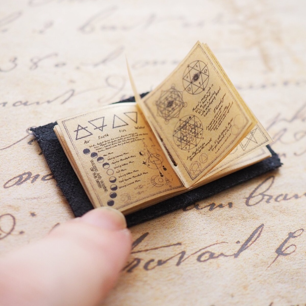 豆本「見習い魔女の手帳」