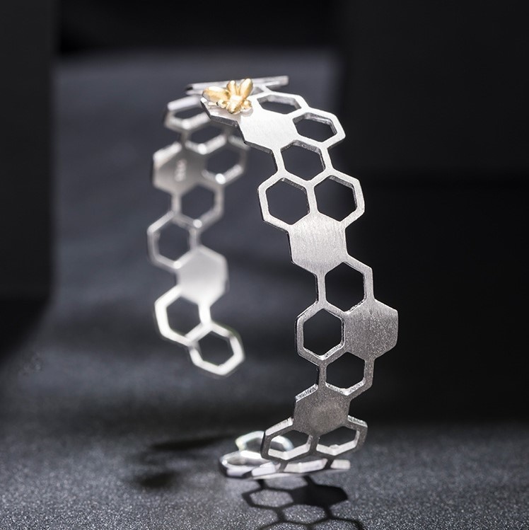 自然を感じる蜜蜂とハニカムをモチーフにしたバングル B075