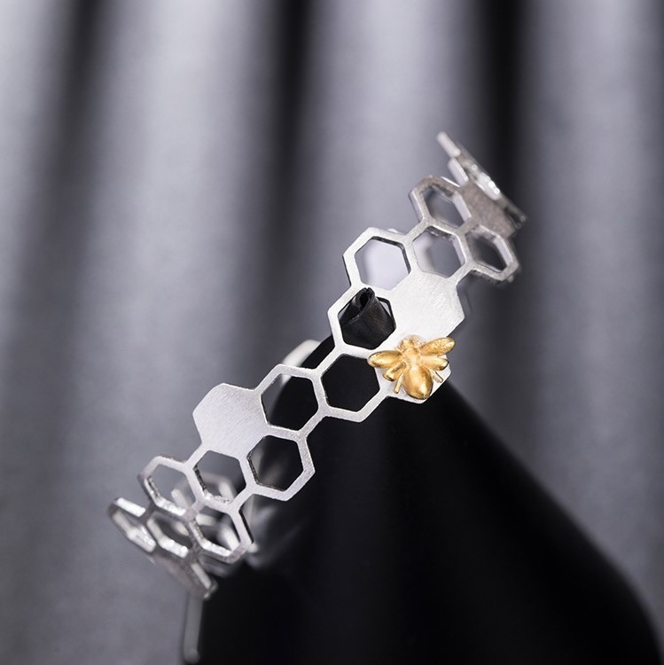 自然を感じる蜜蜂とハニカムをモチーフにしたバングル B075