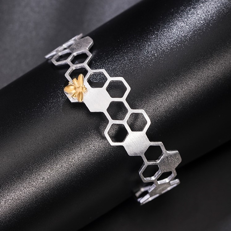 自然を感じる蜜蜂とハニカムをモチーフにしたバングル B075