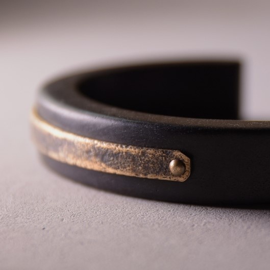 黒檀とテクスチャーを施した黄銅のバングル 上品でモダンな雰囲気 B070
