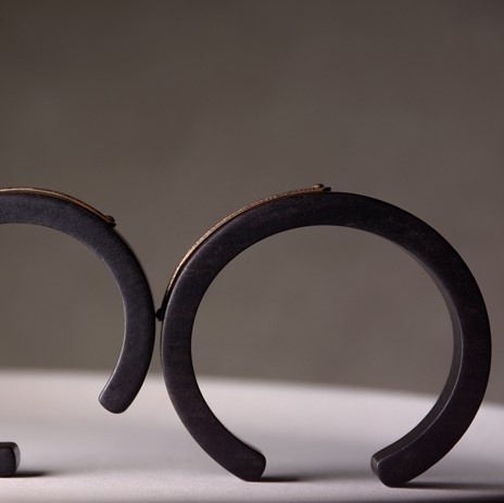 黒檀とテクスチャーを施した黄銅のバングル 上品でモダンな雰囲気 B070