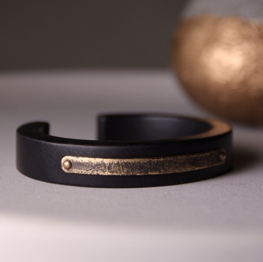 黒檀とテクスチャーを施した黄銅のバングル 上品でモダンな雰囲気 B070