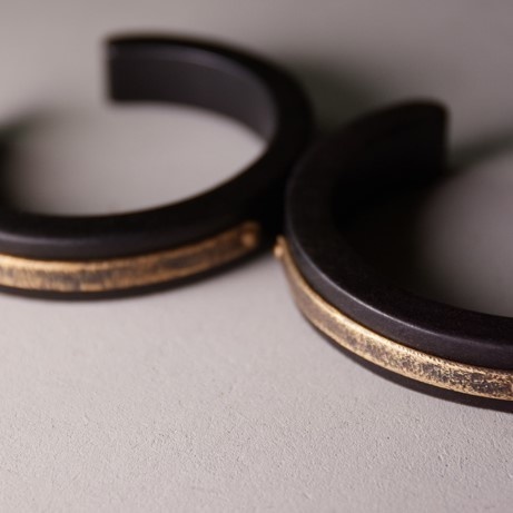 黒檀とテクスチャーを施した黄銅のバングル 上品でモダンな雰囲気 B070