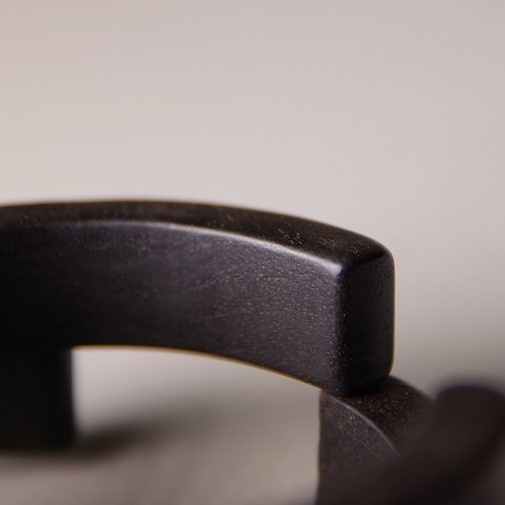 黒檀とテクスチャーを施した黄銅のバングル 上品でモダンな雰囲気 B070