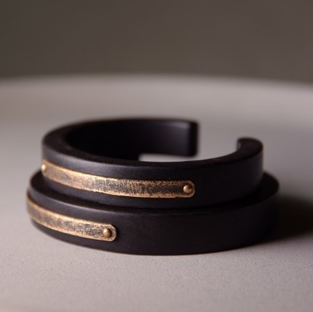 黒檀とテクスチャーを施した黄銅のバングル 上品でモダンな雰囲気 B070