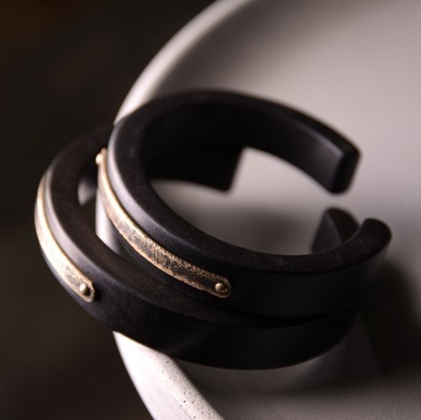 黒檀とテクスチャーを施した黄銅のバングル 上品でモダンな雰囲気 B070