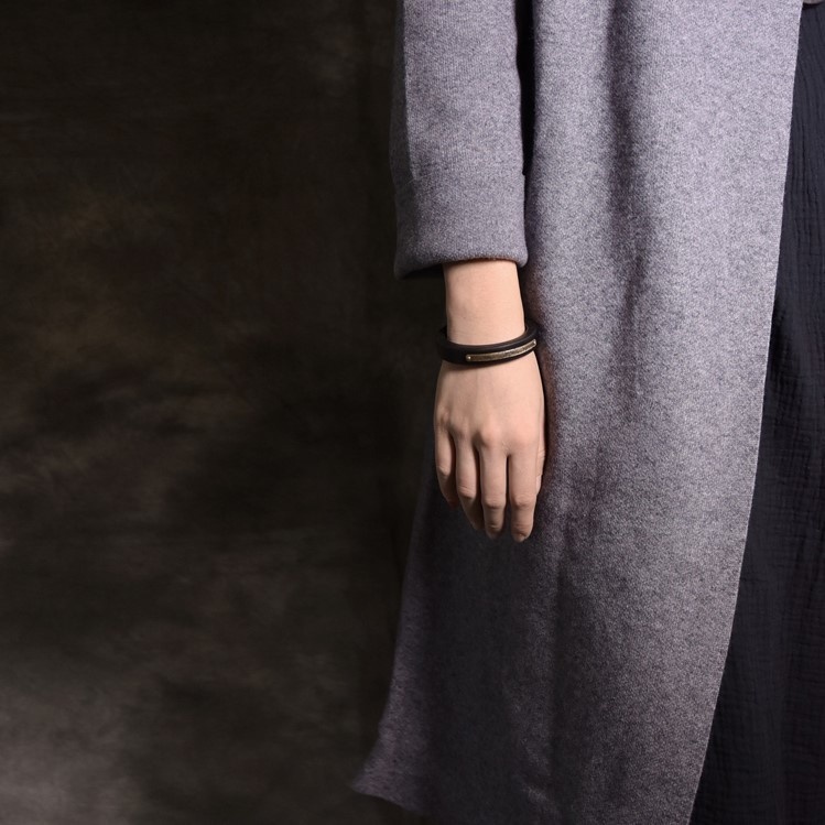 黒檀とテクスチャーを施した黄銅のバングル 上品でモダンな雰囲気 B070