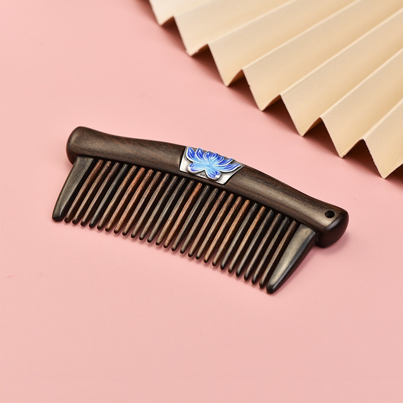 黒檀とシルバーが見事に調和した高級感のある櫛 B052