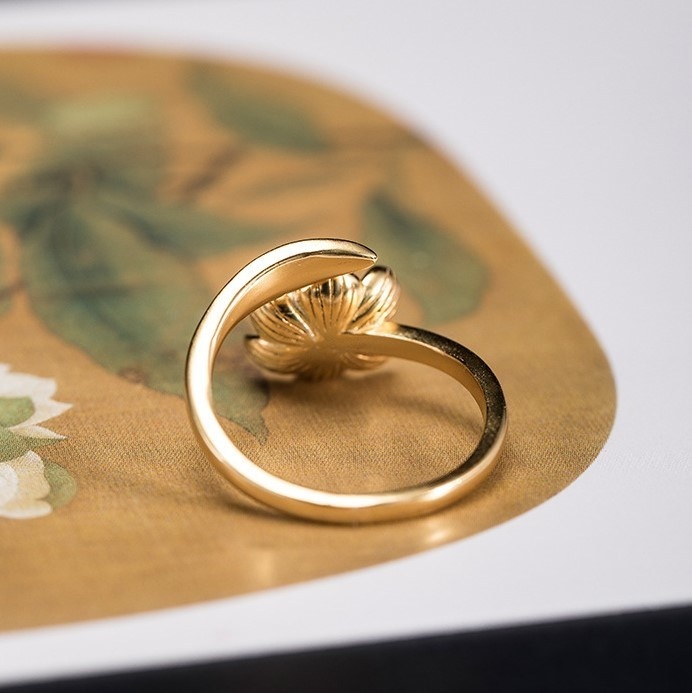 蓮の花とネフライトの七宝リング - 優雅さを象徴する贈り物に最適 R258