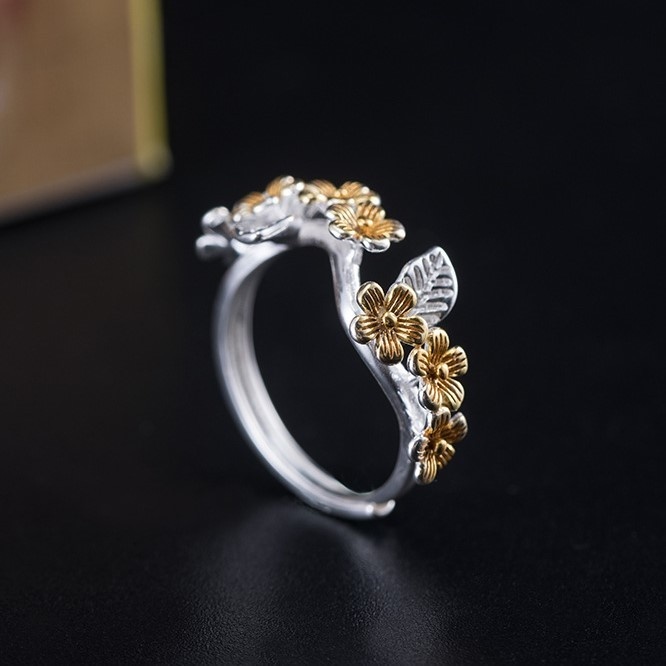 梨の花をモチーフにしたシルバーリング - 優美なデザインが魅力的な指輪 R260