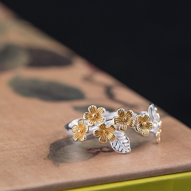 梨の花をモチーフにしたシルバーリング - 優美なデザインが魅力的な指輪 R260