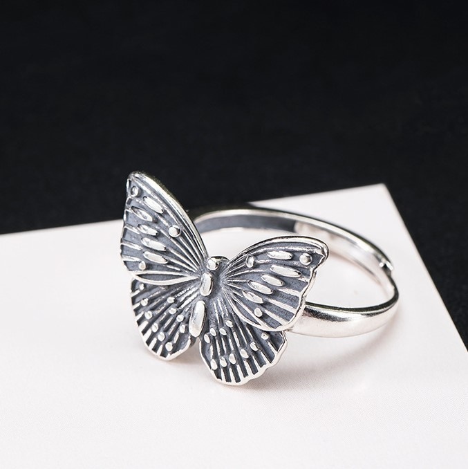 蝶々の美しさが際立つ!古美仕上げのエレガントリング R261