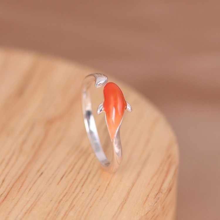 美しく再現した鯉のリング 耐久性が高く、ファッションにも活躍するR268