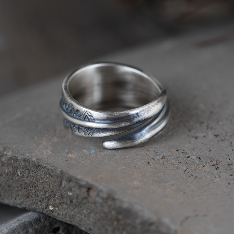 オシャレな彫金リング 繊細なデザインのアクセサリー R289