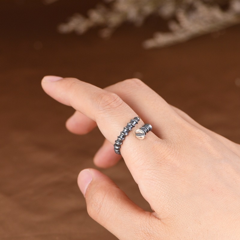 ネジをモチーフにしたかっこいいリング 個性的でオシャレ R288