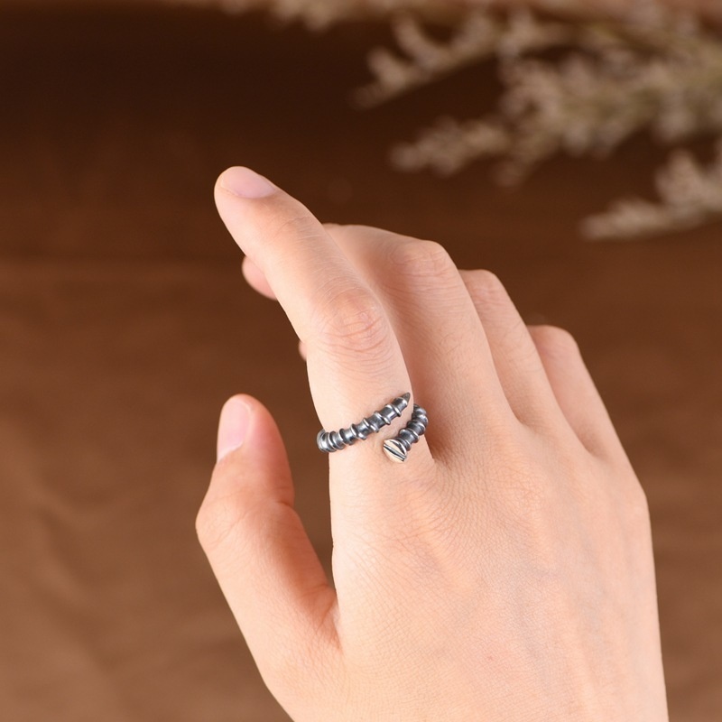 ネジをモチーフにしたかっこいいリング 個性的でオシャレ R288