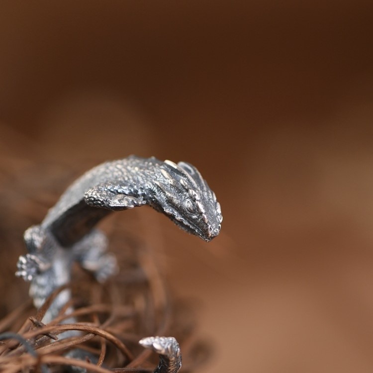 火蜥蜴モチーフの高級リングで魅力と勇気を身につけよう! R295