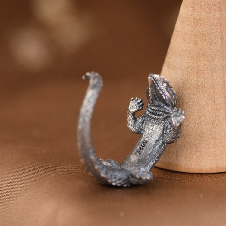 火蜥蜴モチーフの高級リングで魅力と勇気を身につけよう! R295