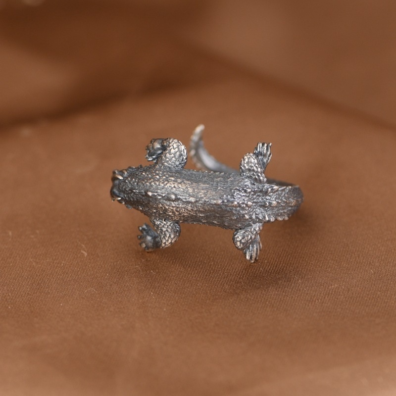 火蜥蜴モチーフの高級リングで魅力と勇気を身につけよう! R295