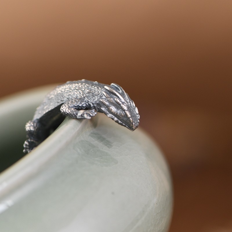 火蜥蜴モチーフの高級リングで魅力と勇気を身につけよう! R295