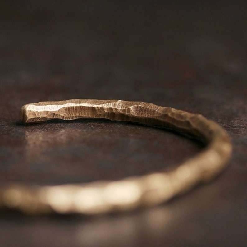 美しさと高級感を兼ね備えた、繊細な黄銅バングル B051