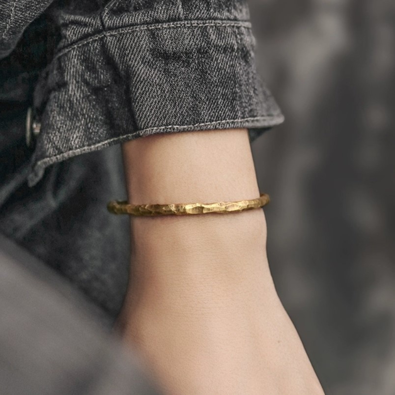 美しさと高級感を兼ね備えた、繊細な黄銅バングル B051